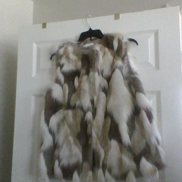 H&M Faux Fur Vest size m, in excellent condition. - Picture 5 of 5